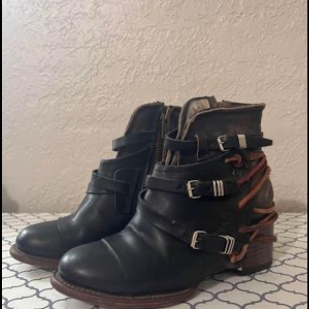 Free Birds Size 6. Color black